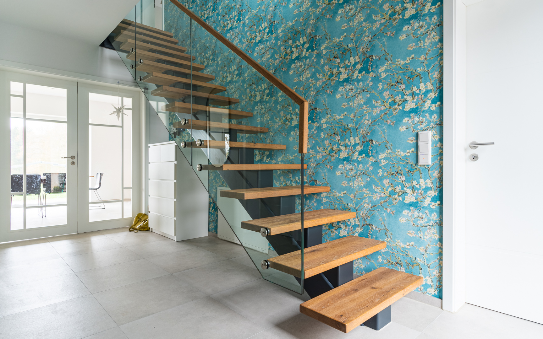 Mittelholmtreppe mit Ganzglasgeländer