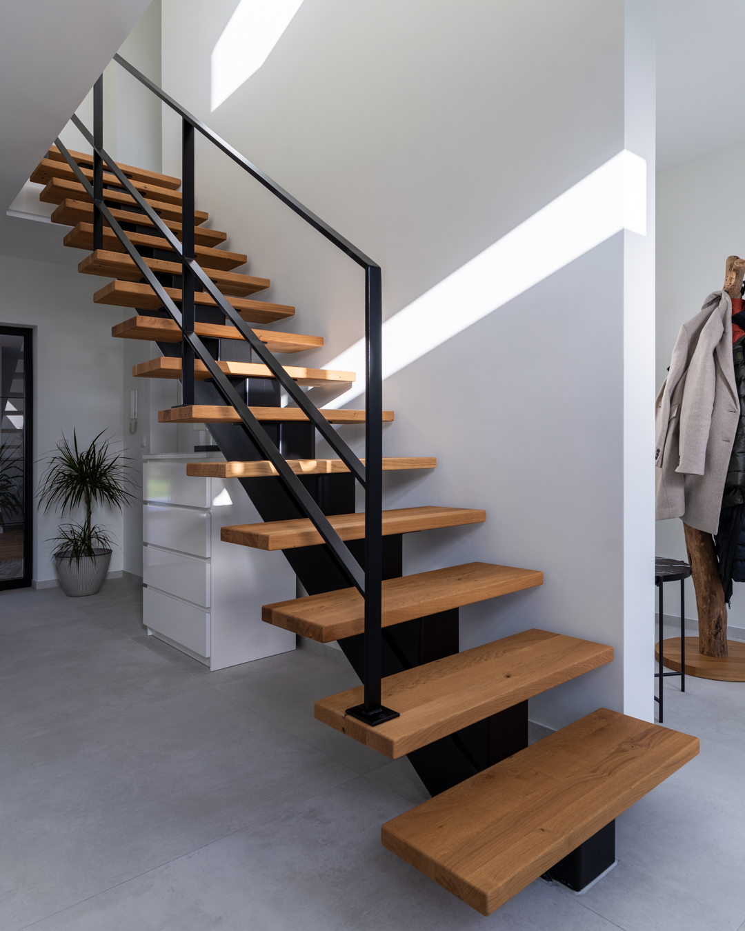 Mittelholmtreppe mit Flachstahlgeländer